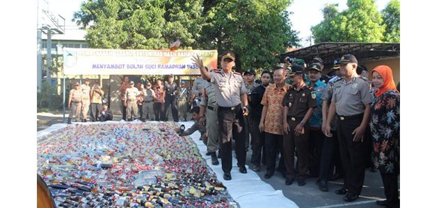 Pemkab Kediri Hancurkan Ribuan Botol Miras Tanpa Ijin Pemkab Kediri Hancurkan Ribuan Botol Miras Tanpa Ijin