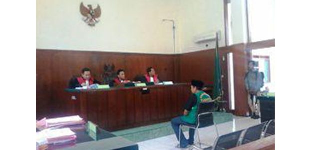 Peneror Tiga Jurnalis Lumajang Divonis 1,5 Tahun Penjara Peneror Tiga Jurnalis Lumajang Divonis 1,5 Tahun Penjara