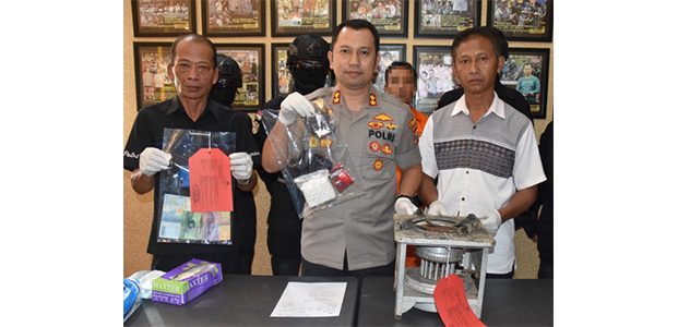 Pengedar di Trenggalek ini Simpan Ribuan Pil Koplo di Dalam Kompor Pengedar di Trenggalek ini Simpan Ribuan Pil Koplo di Dalam Kompor