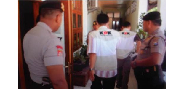 Penyidik KPK Periksa Puluhan Pejabat Pemkot Madiun Penyidik KPK Periksa Puluhan Pejabat Pemkot Madiun