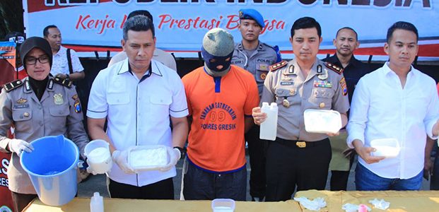 Peracik Miras Oplosan Yang Tewaskan 3 Pemuda di Menganti Gresik, Dijerat Pasal Berlapis Peracik Miras Oplosan Yang Tewaskan 3 Pemuda di Menganti Gresik, Dijerat Pasal Berlapis