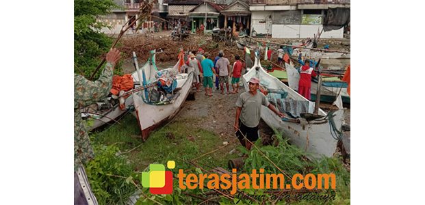 Sungai Penuh Sampah, Perahu Nelayan di Paciran Lamongan Hampir Kandas Sungai Penuh Sampah, Perahu Nelayan di Paciran Lamongan Hampir Kandas
