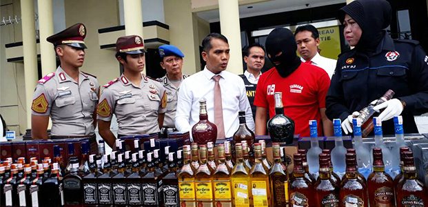 Tim Satgas Pangan Polrestabes Surabaya Bongkar Peredaran Miras Ilegal Merk Terkenal Tim Satgas Pangan Polrestabes Surabaya Bongkar Peredaran Miras Ilegal Merk Terkenal