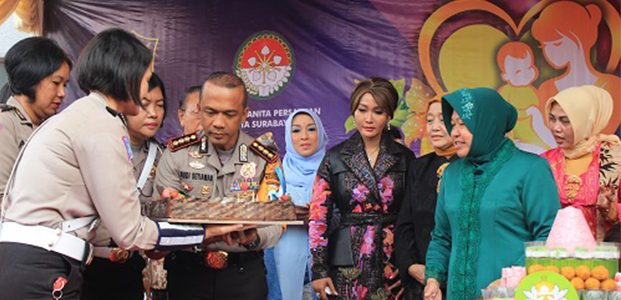 Peringati Hari Ibu, Kapolrestabes Surabaya Beri Kejutan Pada Walikota Risma Peringati Hari Ibu, Kapolrestabes Surabaya Beri Kejutan Pada Walikota Risma