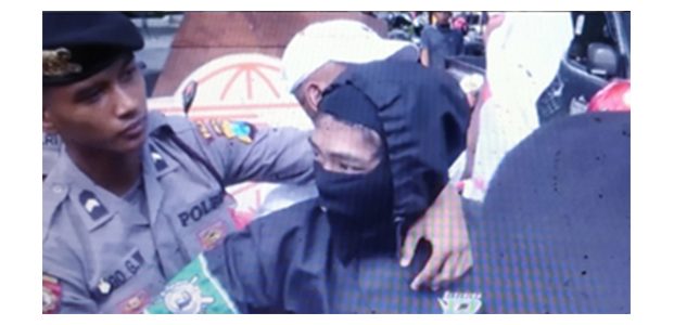 Peringatan May Day di Grahadi Surabaya, Polisi Amankan Sejumlah Orang Berpakaian Hitam-Hitam Peringatan May Day di Grahadi Surabaya, Polisi Amankan Sejumlah Orang Berpakaian Hitam-Hitam