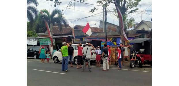 Peringati Detik-Detik Proklamasi, Warga Berhenti dan Hormat ke Merah Putih Peringati Detik-Detik Proklamasi, Warga Berhenti dan Hormat ke Merah Putih