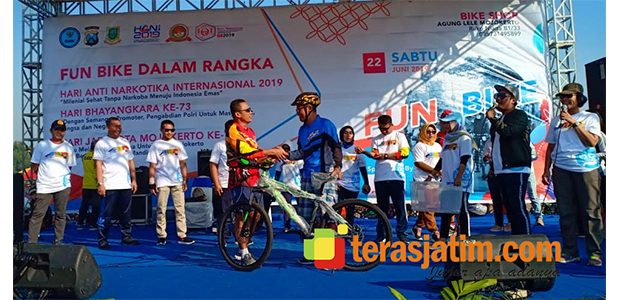 Peringati Hari Jadi Kota Mojokerto dan HUT Polri, Danrem Serahkan Sepeda Gunung Peringati Hari Jadi Kota Mojokerto dan HUT Polri, Danrem Serahkan Sepeda Gunung