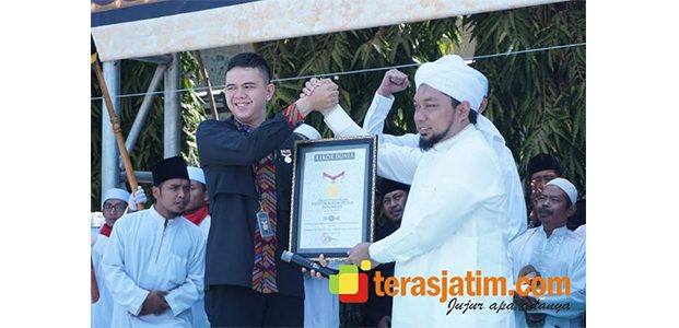 Peringati HSN, Ponpes Sukorejo Situbondo Pecahkan Rekor Penulisan Kaligrafi Peringati HSN, Ponpes Sukorejo Situbondo Pecahkan Rekor Penulisan Kaligrafi