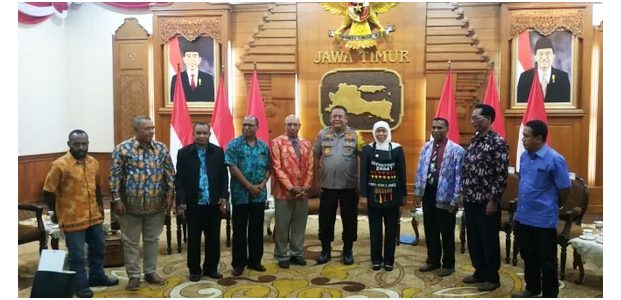 Perwakilan Pendeta di Papua dan Papua Barat, Minta Gubernur Khofifah Jadi ‘Mama Papua’ Perwakilan Pendeta di Papua dan Papua Barat, Minta Gubernur Khofifah Jadi ‘Mama Papua’
