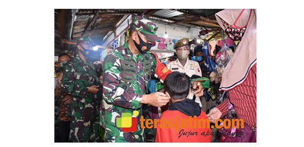 Petugas Gabungan Sebar 5.000 Masker di Pasar dan Stasiun Mojokerto Petugas Gabungan Sebar 5.000 Masker di Pasar dan Stasiun Mojokerto