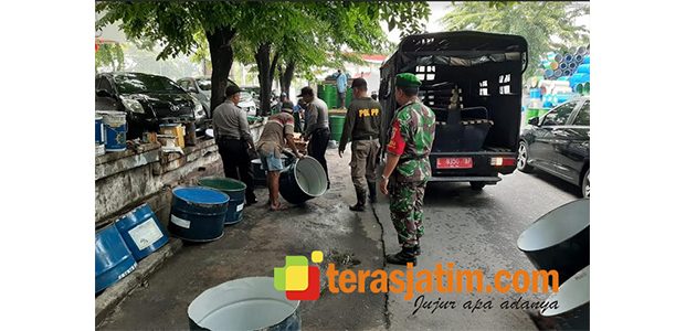 Petugas Satpol PP Pabean Cantian Surabaya Tertibkan PKL Nakal Petugas Satpol PP Pabean Cantian Surabaya Tertibkan PKL Nakal