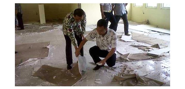Plafon Ruang Perawatan di RSUD dr. Slamet Martodirdjo Pamekasan Ambrol Timpa Pasien Plafon Ruang Perawatan di RSUD dr. Slamet Martodirdjo Pamekasan Ambrol Timpa Pasien