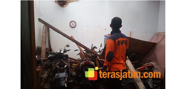 Pohon Timpa Rumah Warga di Blitar, Nenek dan Cucunya Terluka Pohon Timpa Rumah Warga di Blitar, Nenek dan Cucunya Terluka