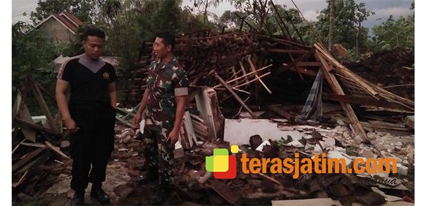 Pohon Tumbang di Ponorogo, Seorang Pengendara Motor Patah Tulang Pohon Tumbang di Ponorogo, Seorang Pengendara Motor Patah Tulang