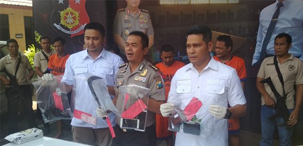 Polda Jatim Bekuk Komplotan Perampok Rumah Bos Konveksi Polda Jatim Bekuk Komplotan Perampok Rumah Bos Konveksi