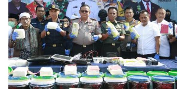 Polda Jatim Bongkar Kasus Sabu Senilai 74 Miliar, Seorang Oknum Anggota Diperiksa Polda Jatim Bongkar Kasus Sabu Senilai 74 Miliar, Seorang Oknum Anggota Diperiksa