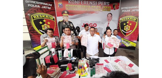 Polda Jatim Bongkar Komplotan Produsen dan Pengedar Uang Palsu di Jember Polda Jatim Bongkar Komplotan Produsen dan Pengedar Uang Palsu di Jember