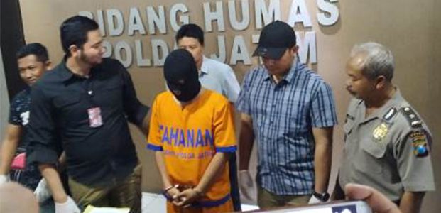 Polda Jatim Gerebek Acara ‘Happy Seks’ di Sebuah Villa di Prigen Tretes Polda Jatim Gerebek Acara ‘Happy Seks’ di Sebuah Villa di Prigen Tretes