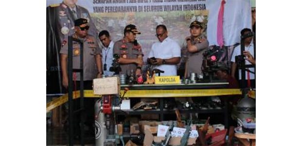 Polda Jatim Gerebek Pabrik Senjata Api Ilegal di Lumajang Polda Jatim Gerebek Pabrik Senjata Api Ilegal di Lumajang