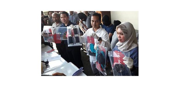 Polda Jatim Gerebek 3 Pasutri Yang Tengah Pesta Seks Tukar Pasangan Polda Jatim Gerebek 3 Pasutri Yang Tengah Pesta Seks Tukar Pasangan