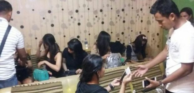 Gerebek Tempat Karaoke, Polisi Pergoki 2 Purel Sedang Hohohihe dengan Tamunya Gerebek Tempat Karaoke, Polisi Pergoki 2 Purel Sedang Hohohihe dengan Tamunya