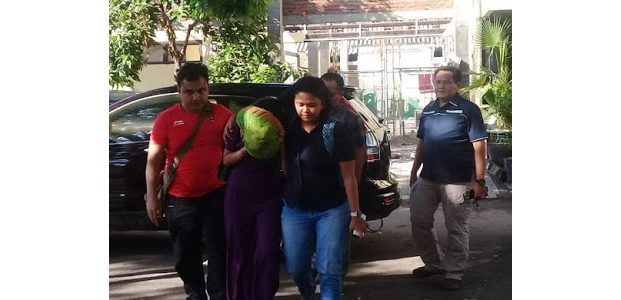 Polda Jatim Tangkap 2 Artis Cantik Saat Layani Pria Hidung Belang di Hotel Polda Jatim Tangkap 2 Artis Cantik Saat Layani Pria Hidung Belang di Hotel