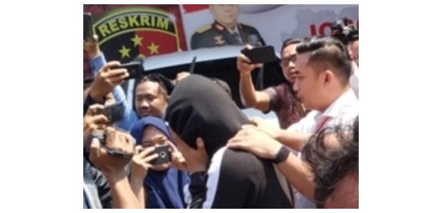 Polda Jatim Tangkap Otak Muncikari Esek-Esek Yang Melibatkan Wanita Selebritis Polda Jatim Tangkap Otak Muncikari Esek-Esek Yang Melibatkan Wanita Selebritis