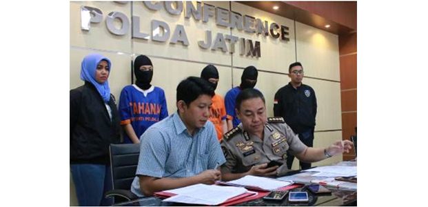 Polda Jatim Ungkap Kasus Carding Yang Libatkan Artis Nasional Polda Jatim Ungkap Kasus Carding Yang Libatkan Artis Nasional