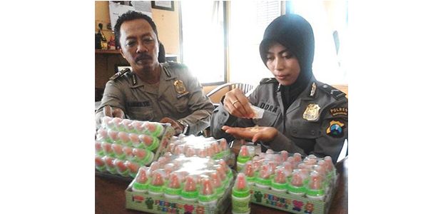 Polisi Banyuwangi Amankan 80 Botol Permen Dot dari Lapak Pedagang Jajanan Sekolah Polisi Banyuwangi Amankan 80 Botol Permen Dot dari Lapak Pedagang Jajanan Sekolah