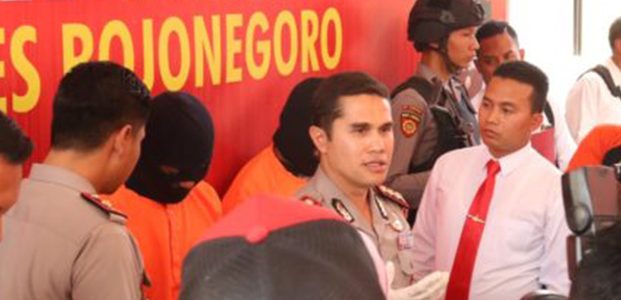 Polisi Bekuk 2 Pembobol Rumah Mantan Kepala Dinas PU Bojonegoro Polisi Bekuk 2 Pembobol Rumah Mantan Kepala Dinas PU Bojonegoro