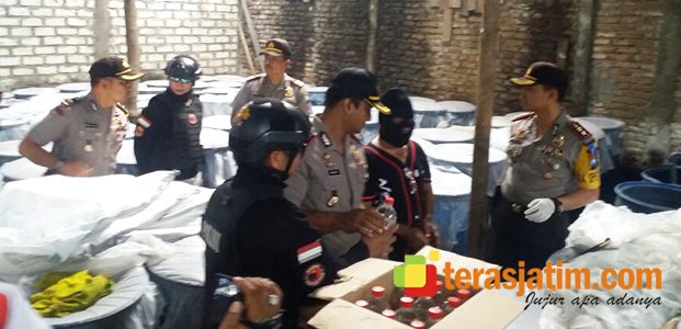 Polisi Bongkar Industri Miras Ilegal Beromzet Miliaran Rupiah di Sraturejo Bojonegoro Polisi Bongkar Industri Miras Ilegal Beromzet Miliaran Rupiah di Sraturejo Bojonegoro