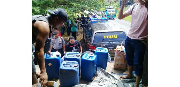 Polisi Bongkar Penyelundupan Ribuan Liter Arak Bali Polisi Bongkar Penyelundupan Ribuan Liter Arak Bali