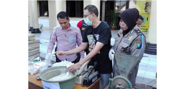 Polisi Bongkar Usaha Produksi Bumbu Merica yang Dioplos dengan Karak Polisi Bongkar Usaha Produksi Bumbu Merica yang Dioplos dengan Karak