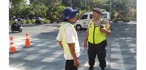 Polisi Gelar Razia Jukir Liar di Mayjen Sungkono Surabaya, 2 Orang Diamankan Polisi Gelar Razia Jukir Liar di Mayjen Sungkono Surabaya, 2 Orang Diamankan