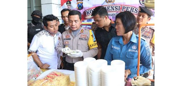 Polisi Gerebek Pabrik Mie Instan Kedaluwarsa di Ngoro Mojokerto Polisi Gerebek Pabrik Mie Instan Kedaluwarsa di Ngoro Mojokerto