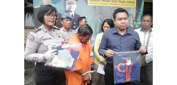 Polisi Jemput Paksa Guru SD di Kota Malang Yang Cabuli Muridnya Polisi Jemput Paksa Guru SD di Kota Malang Yang Cabuli Muridnya