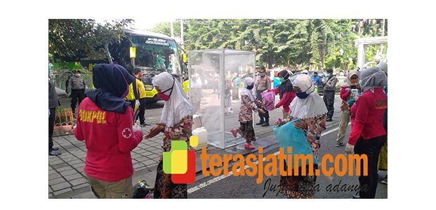 Polisi Cek Kesehatan Puluhan Santriwati Ponpes Sidogiri Yang Pulang ke Sidoarjo Polisi Cek Kesehatan Puluhan Santriwati Ponpes Sidogiri Yang Pulang ke Sidoarjo
