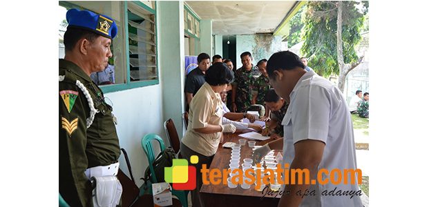 Polisi Militer Awasi Tes Urine Mendadak di Makorem Malang Polisi Militer Awasi Tes Urine Mendadak di Makorem Malang