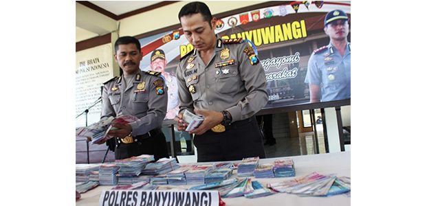 Polisi Sita Uang Palsu Senilai Setengah Milyar dari Kyai Gadungan Polisi Sita Uang Palsu Senilai Setengah Milyar dari Kyai Gadungan