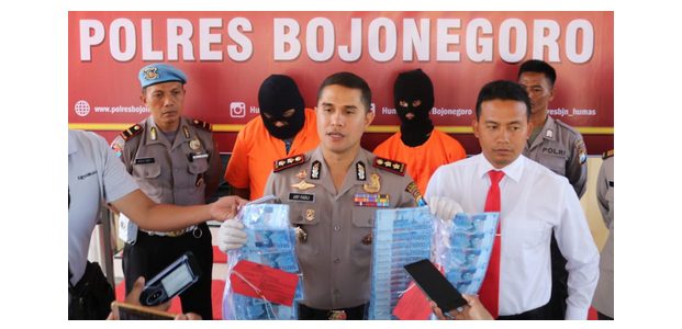 Polres Bojonegoro Tangkap 2 Pengedar Uang Palsu, 1 Pelaku Buron Polres Bojonegoro Tangkap 2 Pengedar Uang Palsu, 1 Pelaku Buron