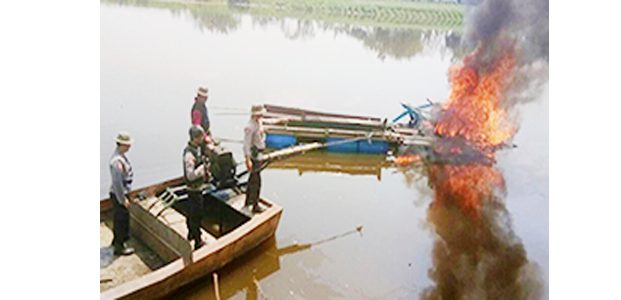 Polres Bojonegoro Tenggelamkan Peralatan Sedot Pasir Ilegal di Bengawan Solo Polres Bojonegoro Tenggelamkan Peralatan Sedot Pasir Ilegal di Bengawan Solo