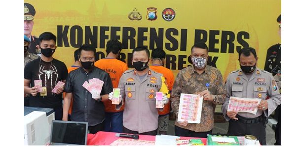 Polres Gresik Bongkar Sindikat Pembuat dan Pengedar Uang Palsu Polres Gresik Bongkar Sindikat Pembuat dan Pengedar Uang Palsu