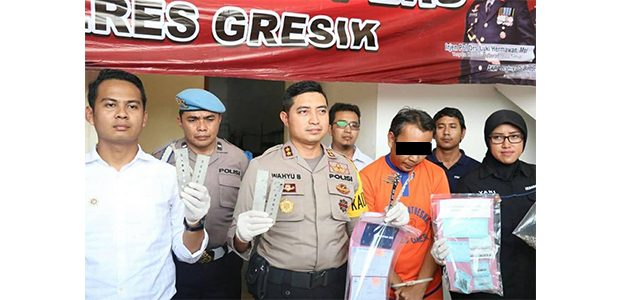 Polres Gresik Gerebek Industri Pembuatan Alat Kesehatan Ilegal Polres Gresik Gerebek Industri Pembuatan Alat Kesehatan Ilegal