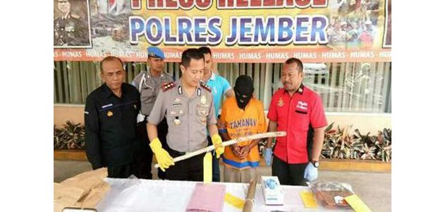 Polres Jember Ungkap Kasus Pembunuhan Dengan Motif Dukun Santet Polres Jember Ungkap Kasus Pembunuhan Dengan Motif Dukun Santet