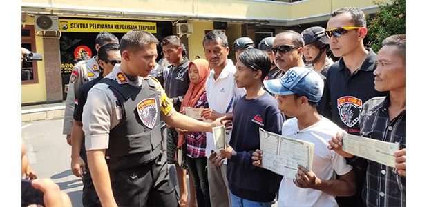 Polres Lumajang Serahkan Belasan Motor Bodong ke Pemilik Resminya Polres Lumajang Serahkan Belasan Motor Bodong ke Pemilik Resminya