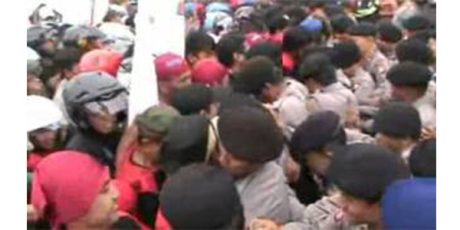 Polres Pasuruan Bubarkan Demo Ratusan Santri di Pabrik Rokok