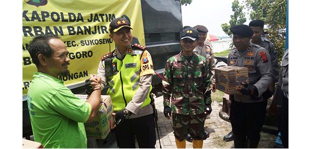 3 Polres Tetangga, Bantu Korban Banjir di Bojonegoro 3 Polres Tetangga, Bantu Korban Banjir di Bojonegoro