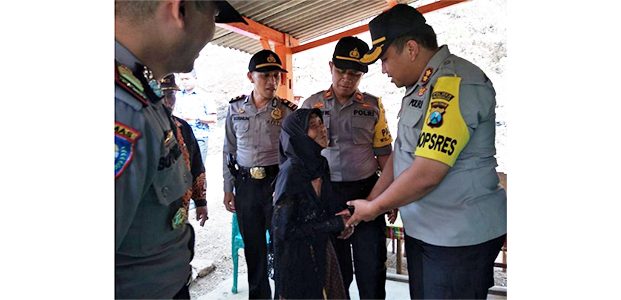 Polres Trenggalek Bantu Solar Cell Bagi Warga Tak Mampu Polres Trenggalek Bantu Solar Cell Bagi Warga Tak Mampu