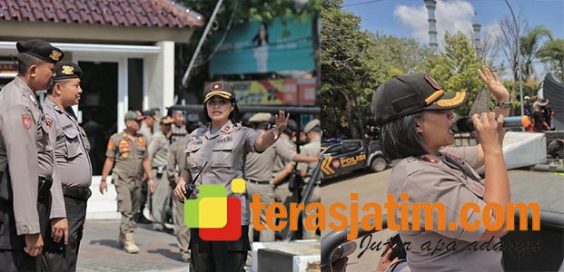 Polwan Cantik Redam Suasana Panas Demo Petani Tambak di Lamongan Polwan Cantik Redam Suasana Panas Demo Petani Tambak di Lamongan