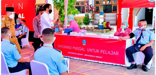 Kunjungi Ponorogo, Presiden Pantau Pelaksanaan Vaksinasi Bagi Pelajar dan Santri Kunjungi Ponorogo, Presiden Pantau Pelaksanaan Vaksinasi Bagi Pelajar dan Santri